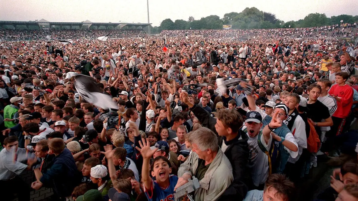 Ulm, SSV Ulm 1846, Aufstieg in die 1. Bundesliga, Fans: Unzählige Fans haben sich vor dem Podest im Ulmer Donaustadion versammelt und jubeln über den Aufstieg in die 1. Bundesliga. Der SSV Ulm 1846 spielt in der kommenden Saison in der 1. Bundesliga. Am letzten Spieltag der 2. Liga reichte dem SSV zu Hause gegen SpVgg Greuther Fürth ein torloses Unentschieden, um den Durchmarsch ins Oberhaus zu schaffen.