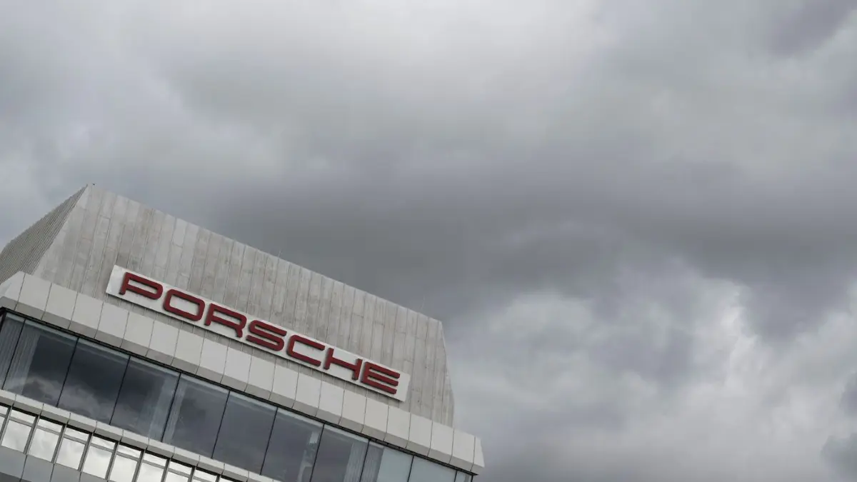 Porsche: ARCHIV - 03.09.2025, Baden-Württemberg, Stuttgart: Dunkle Wolken sind über dem Stammwerk der Porsche AG zu sehen. (zu dpa: «Sportwagenbauer Porsche meldet 95,9 Prozent Gewinneinbruch») Foto: Marijan Murat/dpa +++ dpa-Bildfunk +++