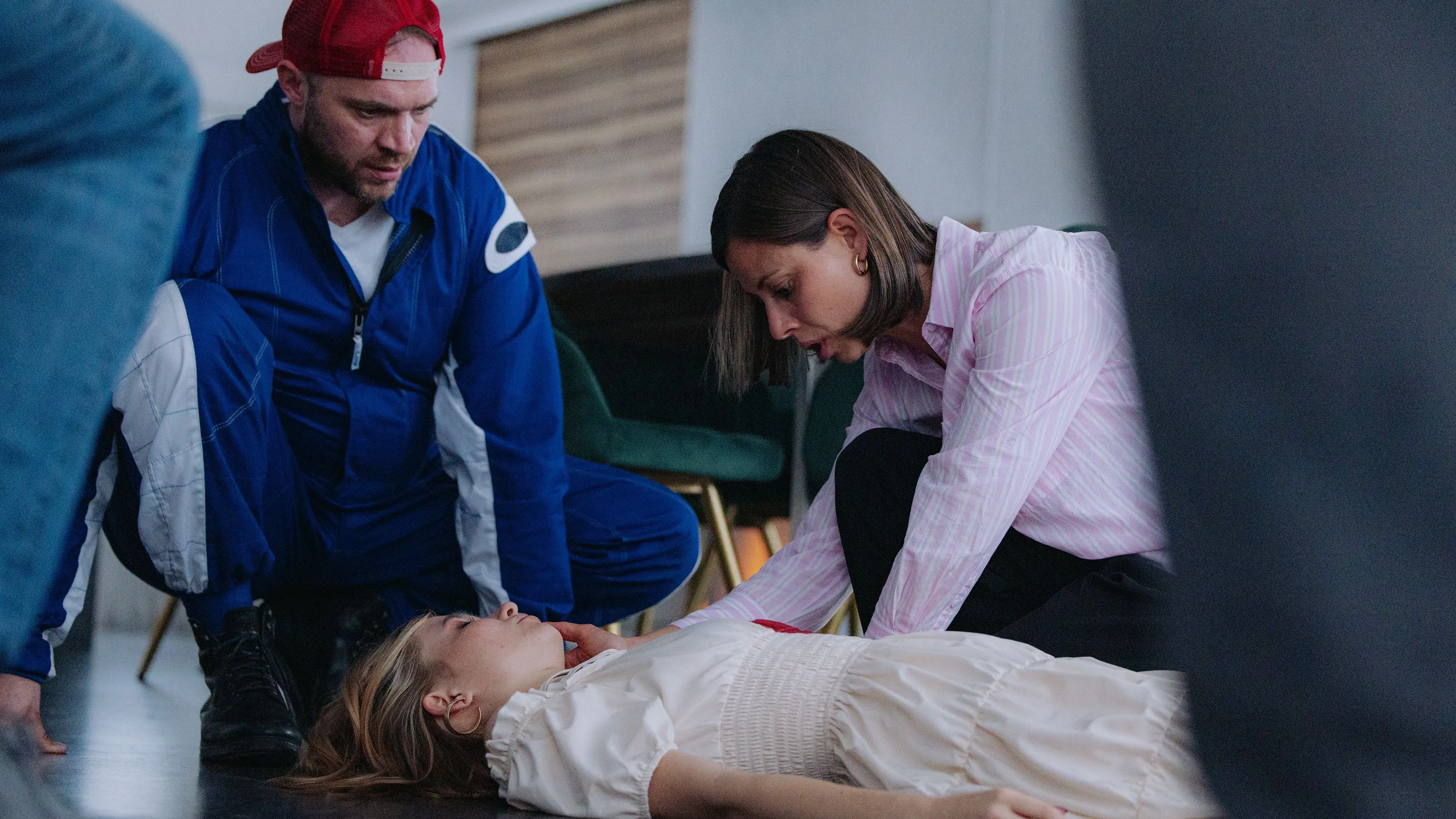 Erik (Patrick Heinrich) und Matilda (Anna-Katharina Fecher) müssen sich im die schwerverletzte Johanna (Charlott Reschke) kümmern.