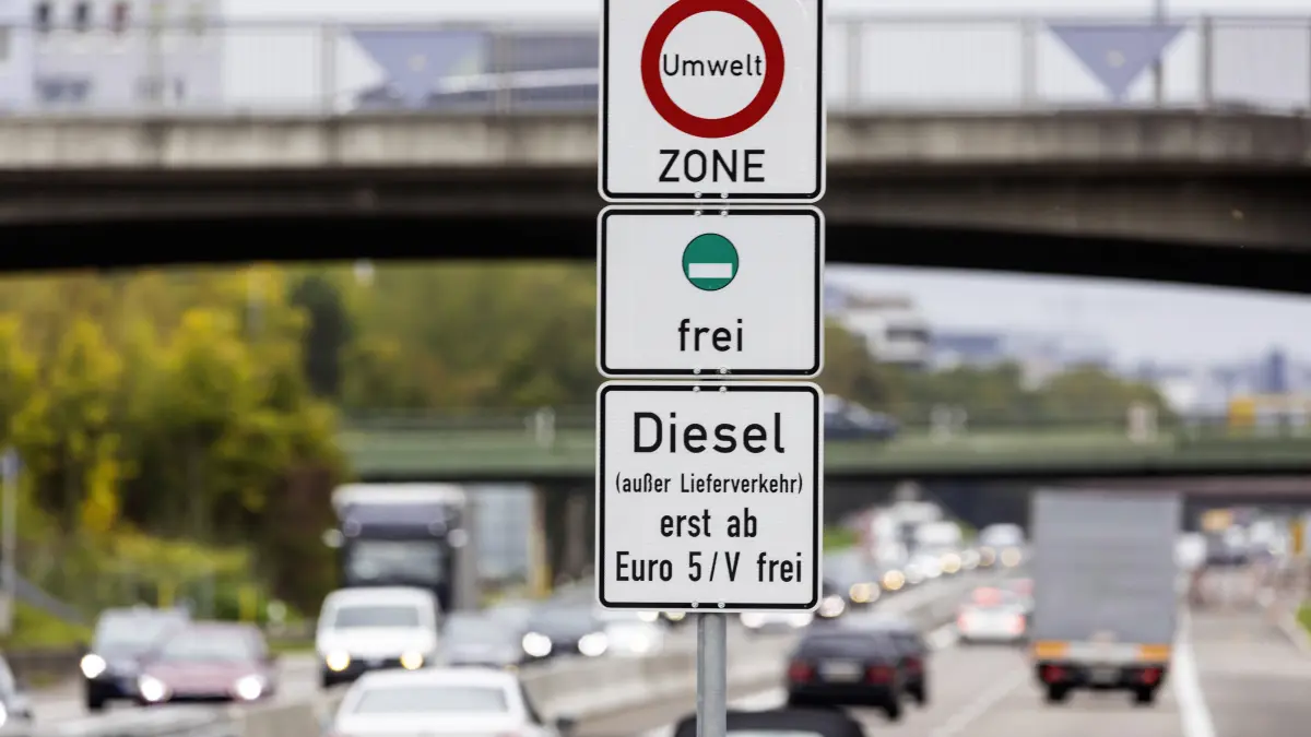DEU; Deutschland, Baden-Württemberg, Stuttgart, 08.10.2019: Umweltzone. Einfahrtsverbot für Dieselfahrzeuge schlechter a: DEU Deutschland, Baden-Württemberg, Stuttgart, 08.10.2019: Umweltzone. Einfahrtsverbot für Dieselfahrzeuge schlechter als Euro 5. Verbotsschild an der Bundesstraße B10 vor den Toren von Stuttgart. DEU Germany, Baden Württemberg, Stuttgart, 08 10 2019 Environmental zone Entry ban for diesel vehicles worse than Euro 5 Prohibition sign on the B10 federal highway outside Stuttgart