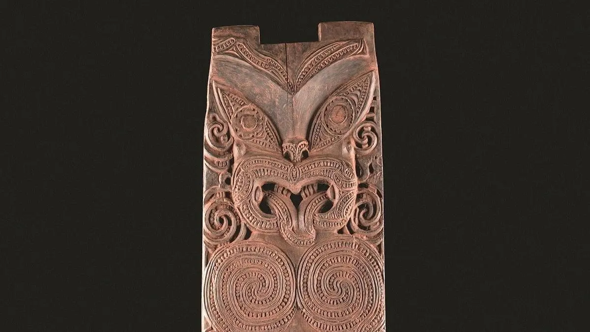 Und so sieht es aus, das "Te Pou o Hinematioro", das die kultische Anwesenheit einer Maori-Königin verkörpert.