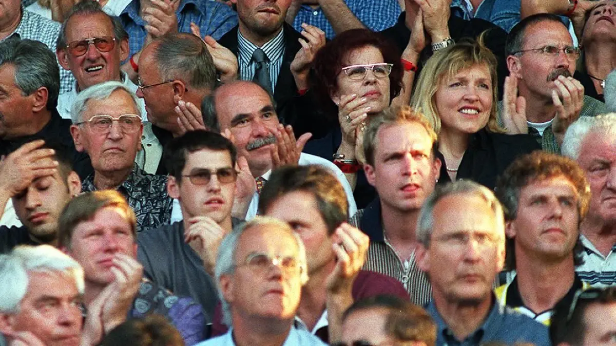 Gönner Ivo, Merk Beate Dr.: Ulms Oberbürgermeister Ivo Gönner (Mitte) und Neu-Ulms Oberbürgermeisterin Dr. Beate Merk verfolgen das Ulmer Spiel von der Tribüne aus. Der SSV Ulm 1846 spielt in der kommenden Saison in der 1. Bundesliga. Am letzten Spieltag der 2. Liga reichte dem SSV zu Hause gegen Greuther Fürth ein torloses Unentschieden, um den Durchmarsch ins Oberhaus zu schaffen.