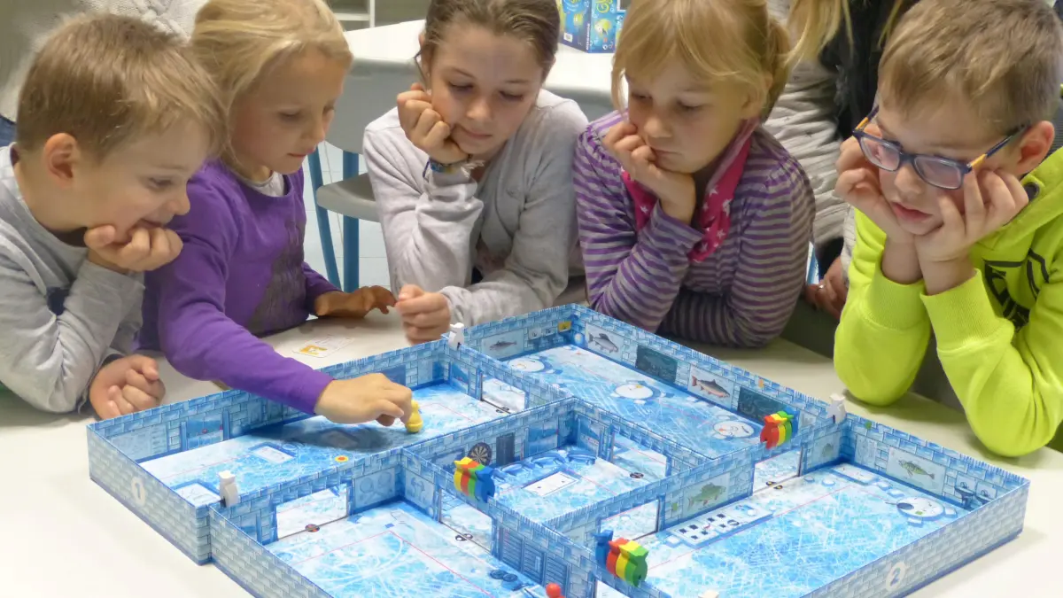 Spielenachmittag Empfingen: Vorsicht: Dieses Foto ist möglicherweise nur für den einstigen Verlag Schwäbisches Tagblatt verwendbar. Spielenachmittag Bücherei Empfingen