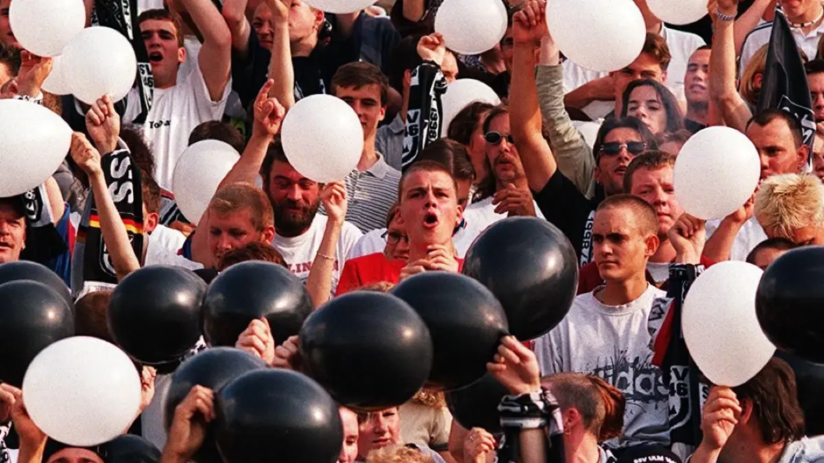Ulm, 2. Bundesliga, SSV Ulm 1846 - SpVgg Greuther Fürth (0:0): Die Ulmer Fans im Donaustadion halten weiße und schwarze Ballone (die Ulmer Farben) in die Höhe. Der SSV Ulm 1846 spielt in der kommenden Saison in der 1. Bundesliga. Am letzten Spieltag der 2. Liga reichte dem SSV zu Hause gegen Greuther Fürth ein torloses Unentschieden, um den Durchmarsch ins Oberhaus zu schaffen. Beachten: erschien am 13.08.1999 in der Sonderbeilage "SSV Ulm 1846, Start in die 1. Bundesliga"