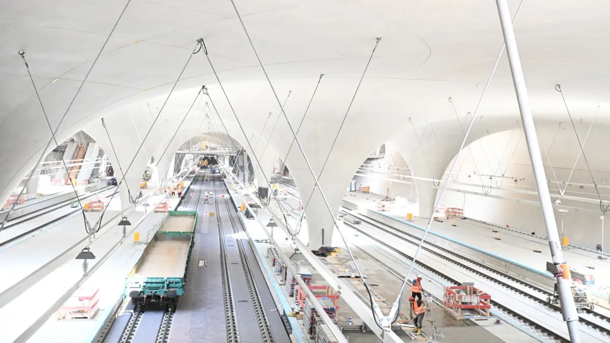 Baustelle Tiefbahnhof Stuttgart 21: ARCHIV - 11.07.2025, Baden-Württemberg, Stuttgart: Bauarbeiter arbeiten in der Bahnsteighalle für den neuen Tiefbahnhof im Rahmen des milliardenschweren Bahnprojekts Stuttgart 21. (zu dpa: «Bahn gibt im Rechtsstreit um S21-Mehrkosten auf und zahlt») Foto: Bernd Weißbrod/dpa +++ dpa-Bildfunk +++