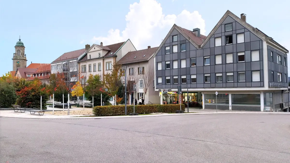 Wie kann die Hechinger Innenstadt wieder attraktiver gemacht werden? An der östlichen Gebäudezeile am Obertorplatz könnte sich bald was tun.