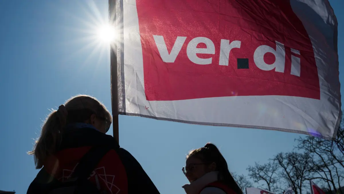 Mitarbeiterinnen von Kliniken demonstrieren beim Warnstreik der Gewerkschaft Verdi unter einer Verdi-Fahne. Die Gewerkschaft Verdi rief auch im Saarland zu Warnstreiks auf. +++ dpa-Bildfunk +++