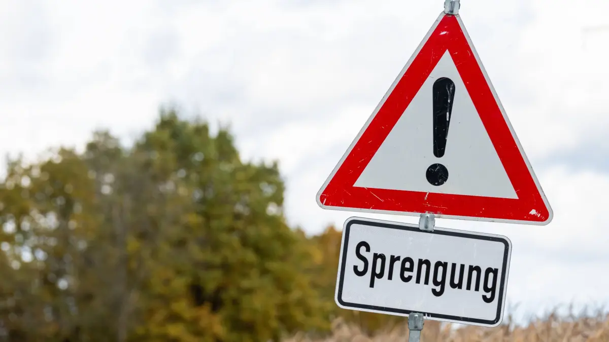 Gundremmingen, Bavaria, Germany - October 24, 2025: Warning sign: Blasting, on the country road near Gundremmingen, one : Gundremmingen, Bavaria, Germany - October 24, 2025: Warning sign: Blasting, on the country road near Gundremmingen, one day before the planned blasting of the cooling towers of the decommissioned Gundremmingen nuclear power plant NPP KRB in Bavaria on October 25, 2025 at 12 noon *** Warnschild: Sprengung, an der Landstraße nahe Gundremmingen, einen Tag vor der geplanten Sprengung der Kühltürme des stillgelegten Kernkraftwerks Gundremmingen AKW KRB in Bayern am 25. Oktober 2025 um 12 Uhr