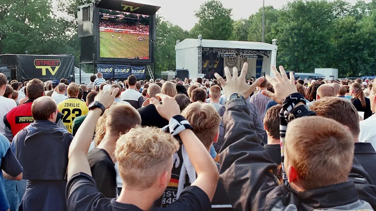 Ulm, SSV Ulm 1846, Aufstieg in die 1. Bundesliga: Über 10 000 Fans verfolgten auf der Gänswiese das entscheidende Spiel des SSV Ulm 1846 auf einer Großbild-Leinwand. Dem SSV Ulm 1846 reichte ein torloses Unentschieden gegen Greuther Fürth zum Aufstieg in die 1. Bundesliga.