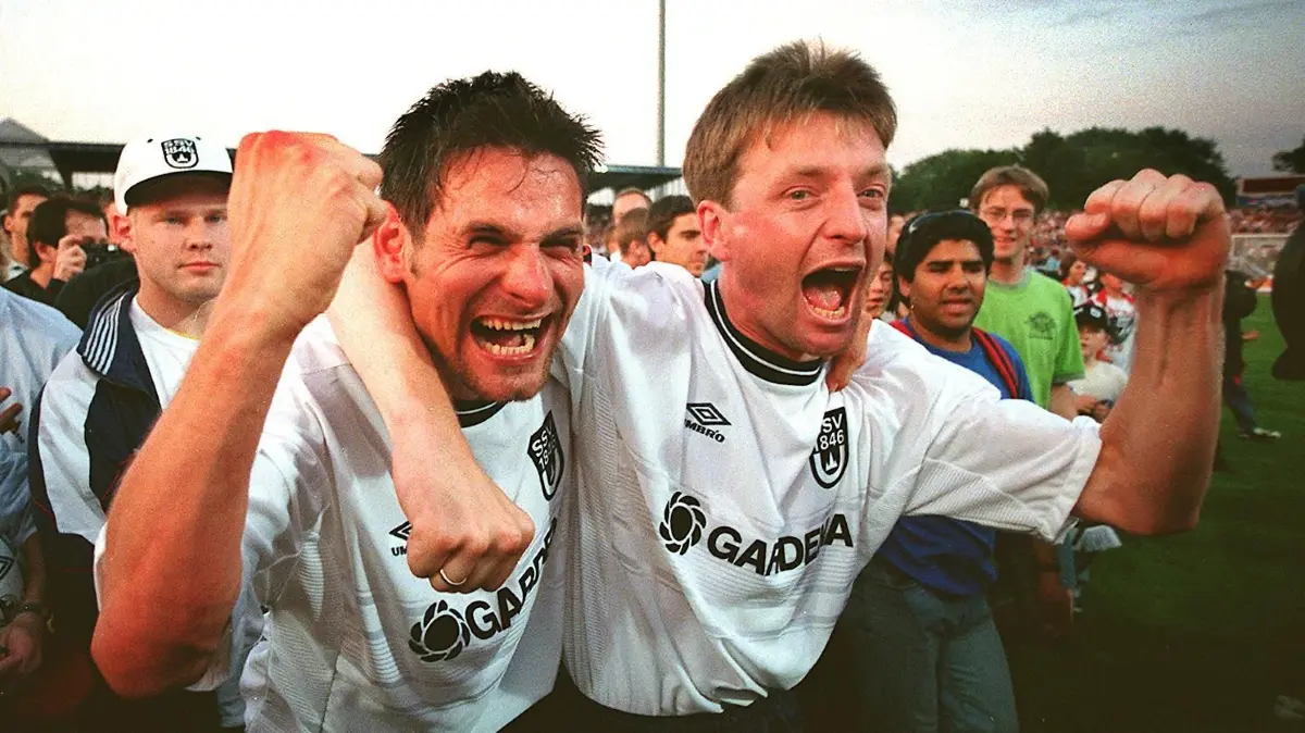 Otto Oliver, Widmayer Rainer: Die Sensation ist perfekt: Die Spieler Oliver Otto und Rainer Widmayer (rechts) jubeln. Der SSV Ulm 1846 spielt in der kommenden Saison in der 1. Bundesliga. Am letzten Spieltag der 2. Liga reichte dem SSV zu Hause gegen Greuther Fürth ein torloses Unentschieden, um den Durchmarsch ins Oberhaus zu schaffen. Aufstieg in die 1. Bundesliga
Serie: "Die Bundesliga 10 Jahre danach" (27.08.2009)
aufstiegBLSSV