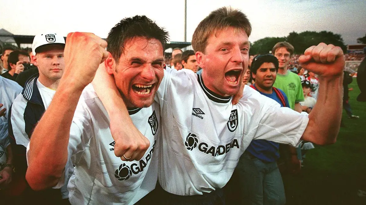 Otto Oliver, Widmayer Rainer: Die Sensation ist perfekt: Die Spieler Oliver Otto und Rainer Widmayer (rechts) jubeln. Der SSV Ulm 1846 spielt in der kommenden Saison in der 1. Bundesliga. Am letzten Spieltag der 2. Liga reichte dem SSV zu Hause gegen Greuther Fürth ein torloses Unentschieden, um den Durchmarsch ins Oberhaus zu schaffen. Aufstieg in die 1. Bundesliga
Serie: "Die Bundesliga 10 Jahre danach" (27.08.2009)
aufstiegBLSSV