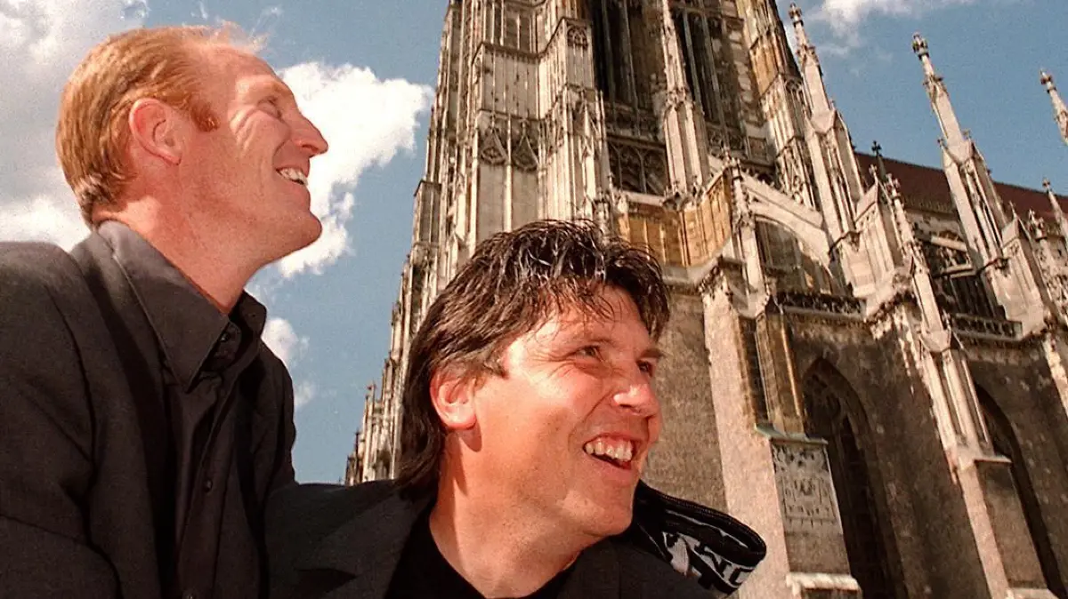Steer Erich, Andermatt Martin: Auf dem Weg zu Höherem: SSV 1846-Manager Erich Steer (links) und "Spatzen"-Trainer Martin Andermatt (rechts). Beim Korso durch die Innenstadt fahren beide am Ulmer Münster vorbei (Münsterturm im Hintergrund). Der SSV Ulm 1846 spielt in der kommenden Saison in der 1. Bundesliga. Am letzten Spieltag der 2. Liga reichte dem SSV zu Hause gegen SpVgg Greuther Fürth ein torloses Unentschieden, um den Durchmarsch ins Oberhaus zu schaffen.
aufstiegBLSSV