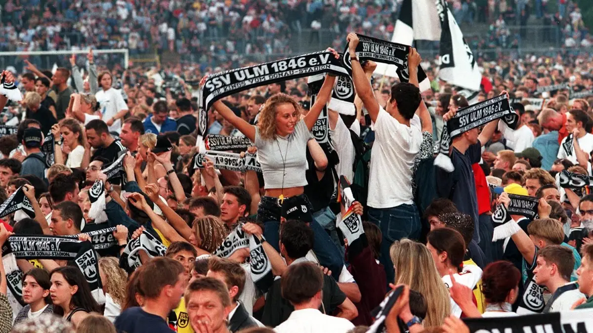 Ulm, 2. Bundesliga, SSV Ulm 1846 - SpVgg Greuther Fürth (0:0), Fans: Blick in die jubelnde Menschenmenge, viele Fans schwenken einen schwarz-weißen Schal mit dem Aufdruck: "SSV Ulm 1846 e.V.". Der SSV Ulm 1846 spielt in der kommenden Saison in der 1. Bundesliga. Am letzten Spieltag der 2. Liga reichte dem SSV zu Hause gegen SpVgg Greuther Fürth ein torloses Unentschieden, um den Durchmarsch ins Oberhaus zu schaffen. Beachten: erschien am 10.11.2005 in der Jubiläumsausgabe "60 Jahre Südwest Presse Schwäbische Donau Zeitung 1945/2005 - täglich mehr vom Leben"
aufstieg BL SSV