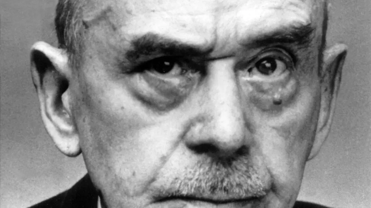 Thomas Mann: ARCHIV - 29.11.1999, NA: Der deutsche Schriftsteller Thomas Mann (undatiert). Schon sein erster Roman "Buddenbrooks" (1901) machte ihn weltberühmt. Weitere wichtige Werke sind "Tod in Venedig" (1912), "Der Zauberberg" (1924) und "Die Bekenntnisse des Hochstaplers Felix Krull" (1954). 1929 wurde er mit dem Literatur-Nobelpreis ausgezeichnet. Als Kritiker der Nationalsozialisten emigrierte er 1933 in die Schweiz, später in die USA, wo er 1944 die amerikanische Staatsbürgerschaft erhielt. Thomas Mann wurde am 6. Juni 1875 in Lübeck geboren und ist am 12. August 1955 in Zürich gestorben. (zu dpa: «Thomas Mann im Exil - ein Panorama von Florian Illies») Foto: dpa +++ dpa-Bildfunk +++