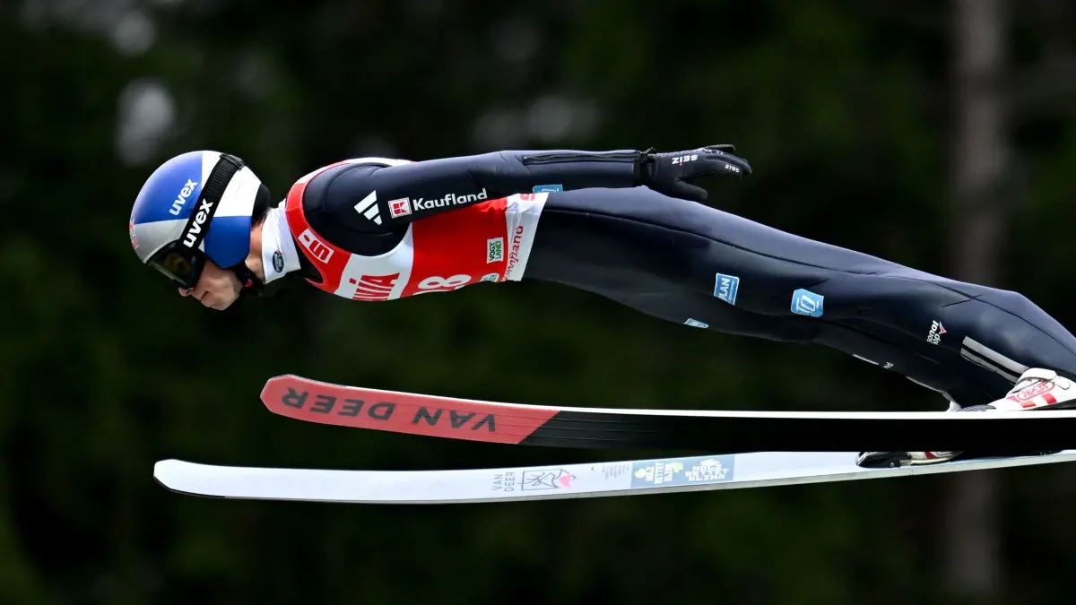 Skispringen - Sommer Grand Prix: 25.10.2025, Sachsen, Klingenthal: Ski nordisch/Skispringen: Sommer Grand Prix, Männer, in der Vogtland Arena in Klingenthal. Andreas Wellinger aus Deutschland in Aktion. Foto: Hendrik Schmidt/dpa +++ dpa-Bildfunk +++