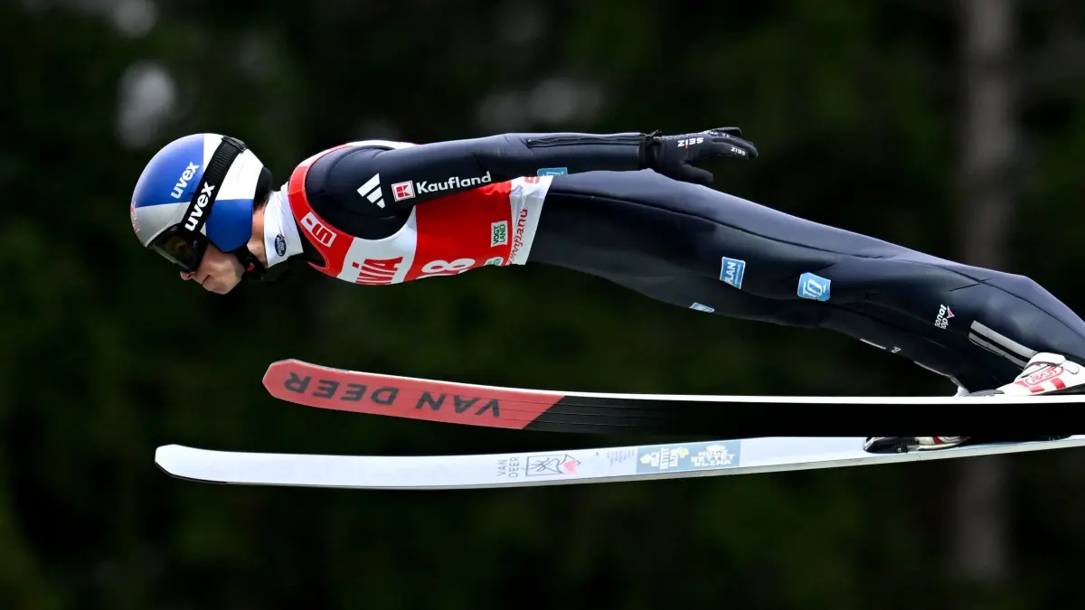 Skispringen - Sommer Grand Prix: 25.10.2025, Sachsen, Klingenthal: Ski nordisch/Skispringen: Sommer Grand Prix, Männer, in der Vogtland Arena in Klingenthal. Andreas Wellinger aus Deutschland in Aktion. Foto: Hendrik Schmidt/dpa +++ dpa-Bildfunk +++