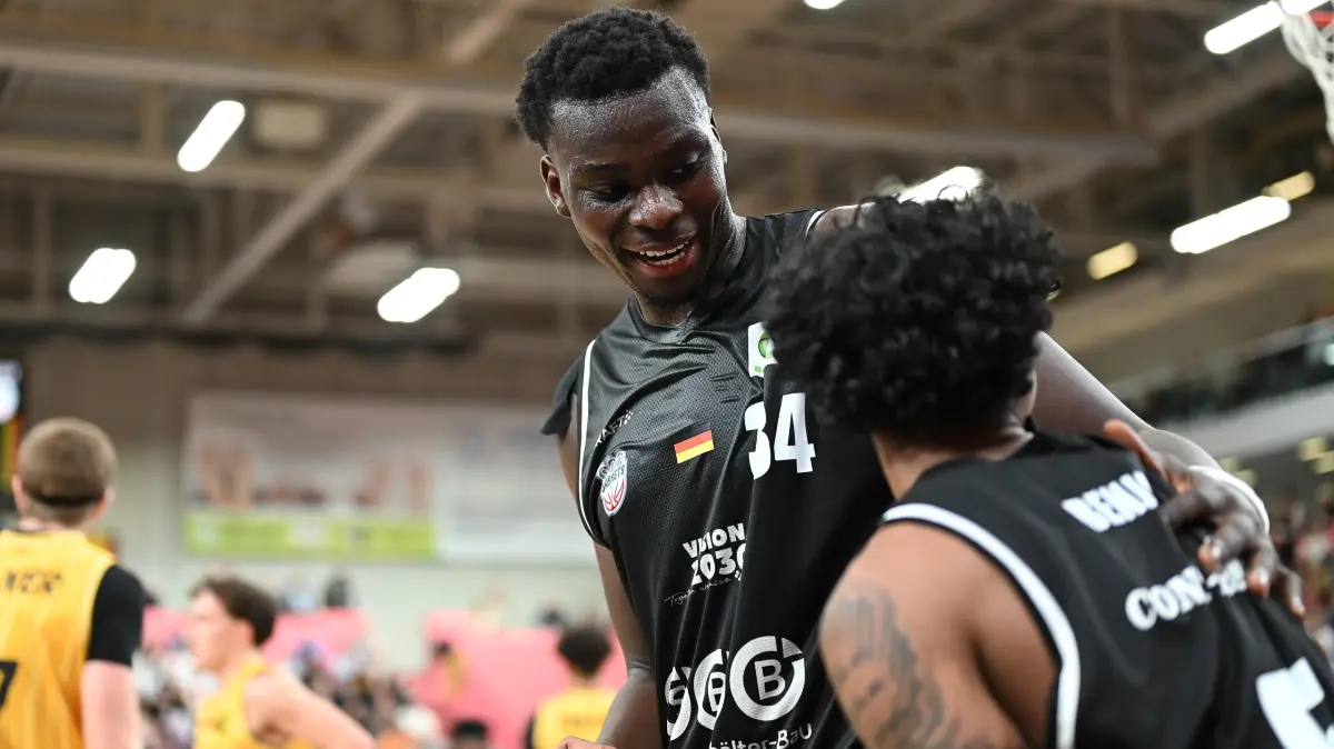 GER, Tigers Tuebingen vs. SBB Baskets Wolmirstedt, Basketball, Herren, Pro A, 2. Barmer Basketball Bundesliga, Saison 2025/2026, 25.10.2025: Fabien Kondo (SBB Baskets Wolmirstedt, #34) und Jalen Benjamin (SBB Baskets Wolmirstedt, #05)
GER, Tigers Tuebingen vs. SBB Baskets Wolmirstedt, Basketball, Herren, Pro A, 2. Barmer Basketball Bundesliga, Saison 2025/2026, 25.10.2025
Foto: Eibner-Pressefoto/Nicolas Woern