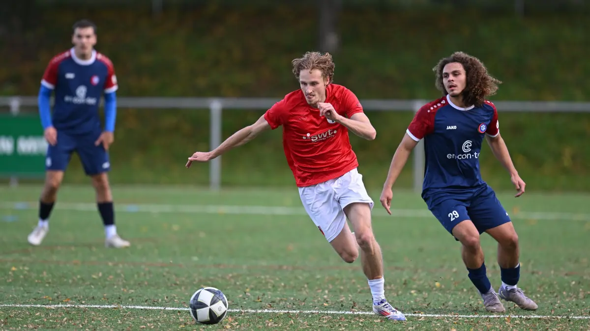 Verbandsliga, 13. Spieltag, TSG Tübingen - TSG Hofherrnweiler-Unterrombach: Verbandsliga, 13. Spieltag, TSG Tübingen - TSG Hofherrnweiler-Unterrombach, 25.10.2025 - Philipp Biermann (TSG Tübingen, links) - Damjan Bucan (Hofherrnweiler, rechts)
Foto: Axel Grundler