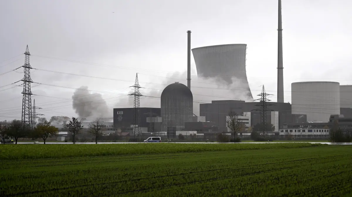 Atomkraftwerk Gundremmingen: Die Kühltürme des Atomkraftwerk in Gundremmingen bei der Sprengung - eine Staubwolke zieht auf. Das AKW wird im Zuge des deutschen Atomausstieg 2025 gesprengt. Block A, erkennbar an der kleinen runden Kuppel, ist nach einem Störfall 1977 seit 1983 zurückgebaut. Block B und C mit den großen Kühltürmen sind seit 2017 bzw. 2021 vom Netz getrennt. Themenbild, Symbolbild Gundremmingen, 25.10.2025 Bayern Deutschland *** The cooling towers of the nuclear power plant in Gundremmingen being blown up a cloud of dust rises The nuclear power plant will be blown up as part of the German nuclear phase-out in 2025 Block A, recognizable by the small round dome, has been dismantled since 1983 after an accident in 1977 Block B and C with the large c Copyright: xDwixAnoraganingrumx