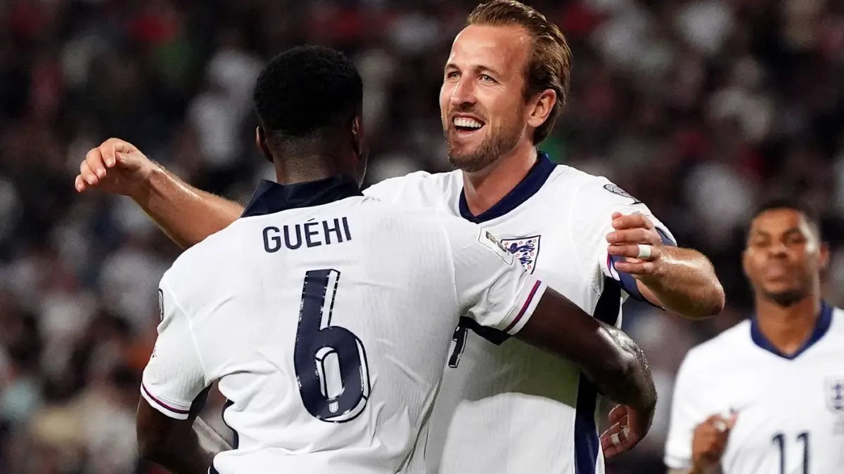 Marc Guehi und Harry Kane: ARCHIV - 09.09.2025, Serbien, Belgrad: Fußball: WM-Qualifikation Europa, Serbien - England, Gruppenphase, Gruppe K, 6. Spieltag, Englands Marc Guehi feiert den vierten Treffer seiner Mannschaft zusammen mit Harry Kane. (zu dpa: «Bald Bayern-Neuzugang? Eberl äußert sich zu Guehi-Bericht») Foto: Bradley Collyer/PA Wire/dpa +++ dpa-Bildfunk +++