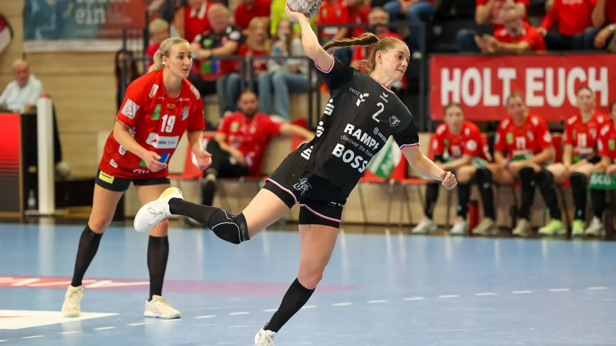 SV Union Halle-Neustadt vs. TuSsies Metzingen, Handball, 1. Frauen Bundesliga, 6. Spieltag, Saison 2025/2026, 25.10.2025: Selina Lindemann (TuS Metzingen, #02) zum Strafwurf, 7 Meter, wirft den Ball ,
SV Union Halle-Neustadt vs. TuSsies Metzingen, Handball, 1. Frauen Bundesliga, 6. Spieltag, Saison 2025/2026, 25.10.2025,
Foto: Eibner-Pressefoto/Laura Roemer