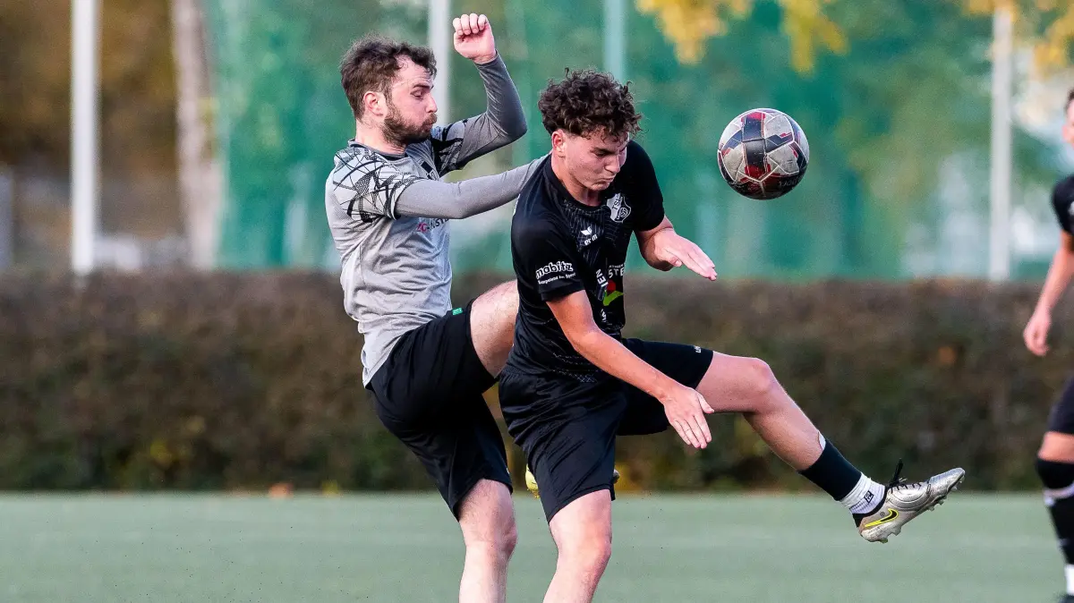 FC Hechingen vs. TSV Laufen / Eyach, Fussball, Bezirksliga Schwarzwald Zollern, Saison 2025/2026, Spieltag 13, 26.10.2025: Kaan Akkaya (FC Hechingen #9), Nils Ast (TSV Laufen/Eyach #5), Zweikampf,
FC Hechingen vs. TSV Laufen / Eyach, Fussball, Bezirksliga Schwarzwald Zollern, Saison 2025/2026, Spieltag 13, 26.10.2025,
Foto: Eibner-Pressefoto/Florian Schust