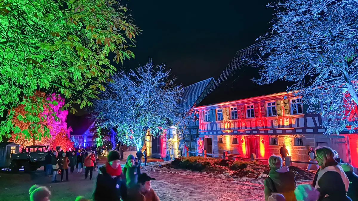 Farbenprächtig leuchtet die Fassade des historischen Bauernhauses aus Elzhausen.