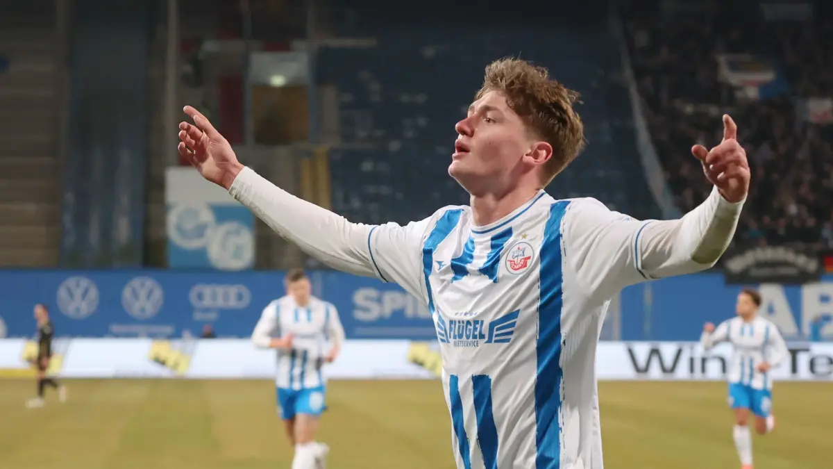 Ryan Naderi: ARCHIV - 12.03.2025, Mecklenburg-Vorpommern, Rostock: Fußball: 3. Liga, Hansa Rostock - Erzgebirge Aue, 28. Spieltag, Ostseestadion: Ryan Naderi von Hansa Rostock jubelt nach seinem Tor zum 2-0. Auch gegen Wehen-Wiesbaden trifft er. (zu dpa: «FC Hansa beendet Auswärtsmisere mit Sieg bei Viktoria Köln») Foto: Bernd Wüstneck/dpa +++ dpa-Bildfunk +++
