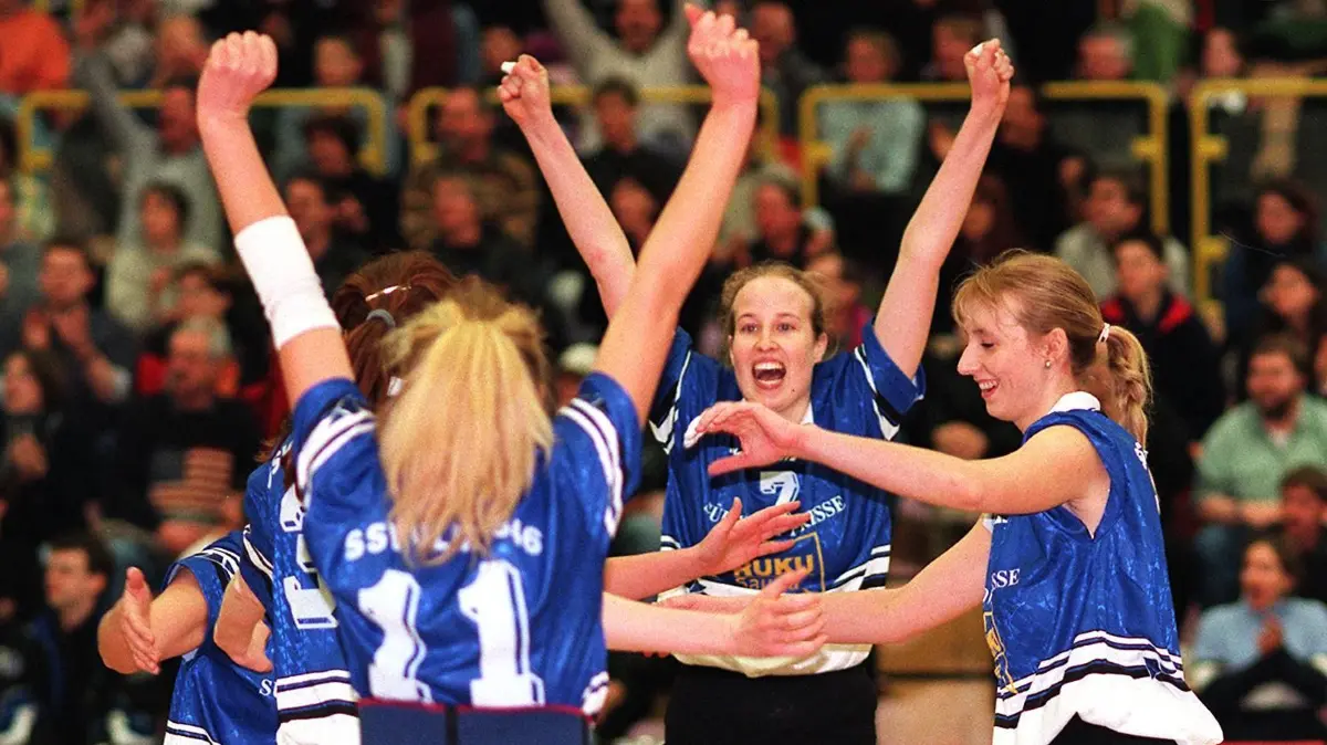 Ulm, 2. Bundesliga, SSV Ulm 1846 - TV Dingolfing (3:2): Jubel vor einer vollen Haupttribüne: Janine Ast (r.), Anthrin Schäfle (Nr. 7) und Elena Schlegel (Nr.11).