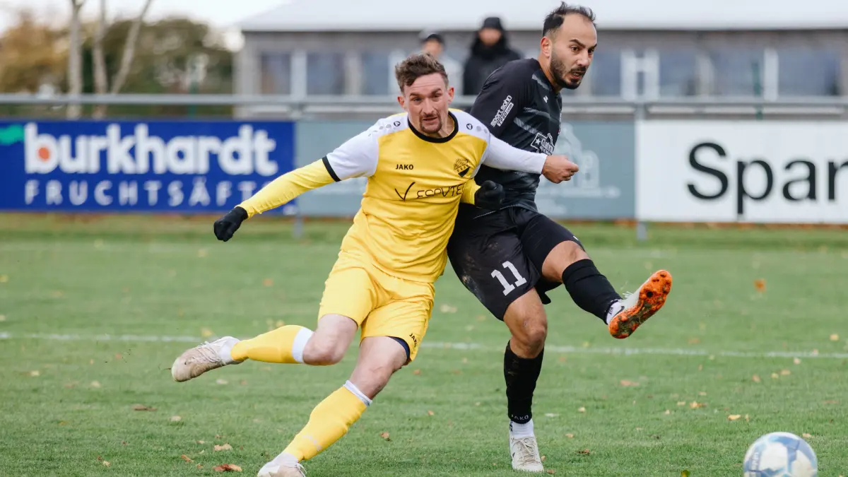 Fußball, Bezirksliga Donau/Iller, FV Asch-Sonderbuch gegen SV Offenhausen (schwarz), Timo Schöll kann Hakan Güngör (rechts) nicht am Schuss hindern