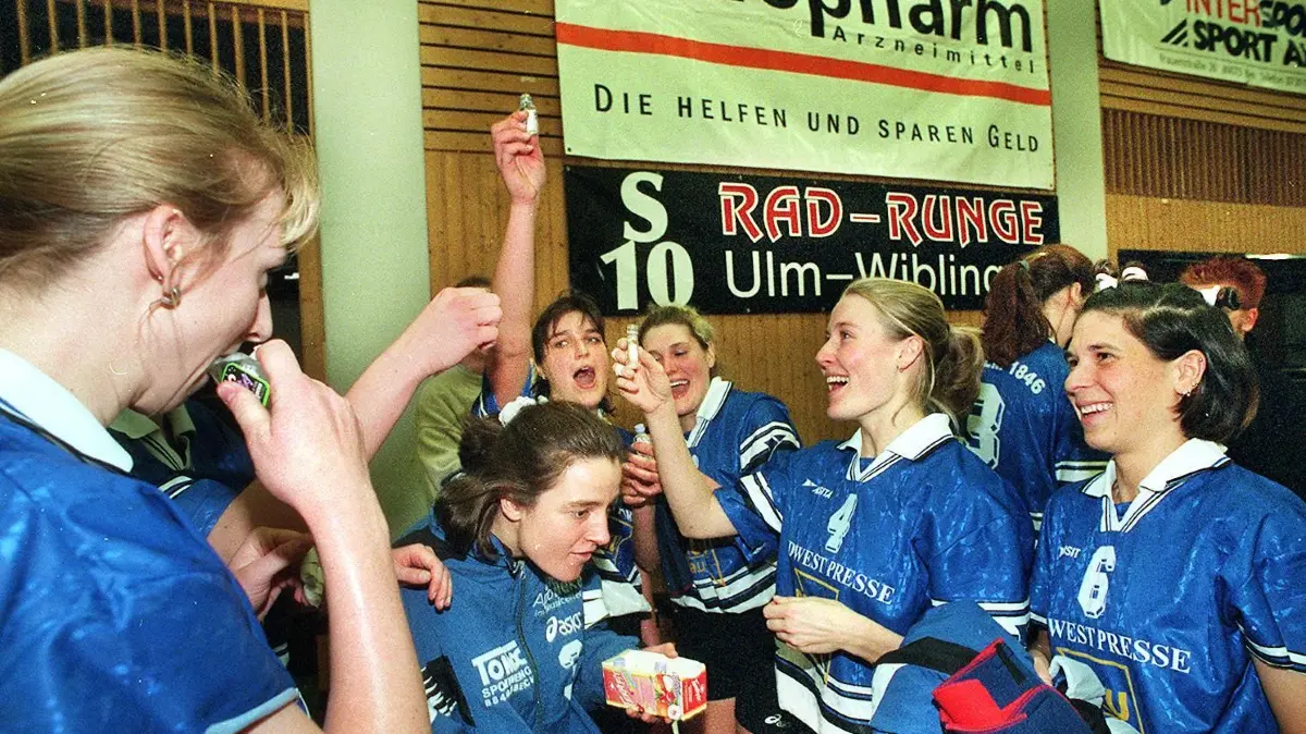Ulm, 2. Bundesliga, SSV Ulm 1846 - TV Dingolfing (3:2): Die Ulmer Spielerinnen feiern ihren Sieg, indem sie mit "Kleinen Feiglingen" anstoßen.