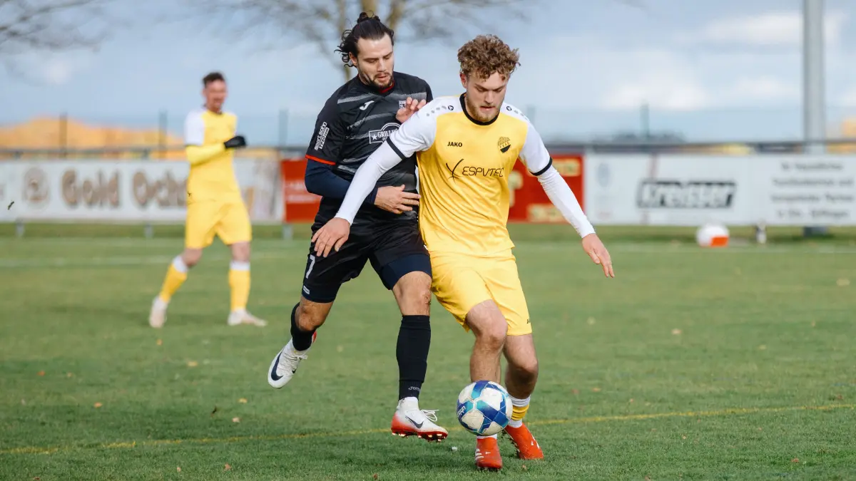 Fußball, Bezirksliga Donau/Iller, FV Asch-Sonderbuch gegen SV Offenhausen (schwarz), Jannik Stange (gelb)