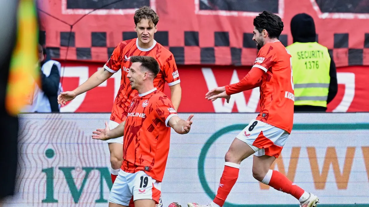 1. FC Kaiserslautern - 1. FC Nürnberg: 26.10.2025, Rheinland-Pfalz, Kaiserslautern: Fußball: 2. Bundesliga, 1. FC Kaiserslautern - 1. FC Nürnberg, 10. Spieltag, Fritz-Walter-Stadion. Torschütze Daniel Hanslik (l, 1. FC Kaiserslautern) jubelt mit Mannschaftskollegen über das Tor zum 1:0. Foto: Uwe Anspach/dpa - WICHTIGER HINWEIS: Gemäß den Vorgaben der DFL Deutsche Fußball Liga bzw. des DFB Deutscher Fußball-Bund ist es untersagt, in dem Stadion und/oder vom Spiel angefertigte Fotoaufnahmen in Form von Sequenzbildern und/oder videoähnlichen Fotostrecken zu verwerten bzw. verwerten zu lassen. +++ dpa-Bildfunk +++
