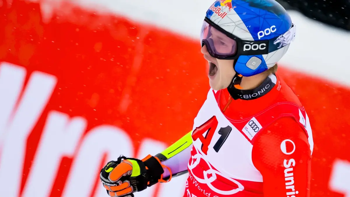 Ski alpin - Weltcup in Sölden: 26.10.2025, Österreich, Sölden: Ski alpin: Weltcup, Riesenslalom, Männer, 2. Lauf. Der Schweizer Marco Odermatt jubelt im Zielraum. Foto: Gian Ehrenzeller/KEYSTONE/dpa +++ dpa-Bildfunk +++
