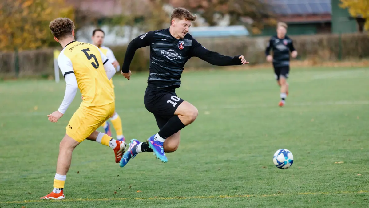 Fußball, Bezirksliga Donau/Iller, FV Asch-Sonderbuch gegen SV Offenhausen (schwarz), Jannik Stange (links), Stjepan Saric (rechts), Bildrand: Marco Wörz