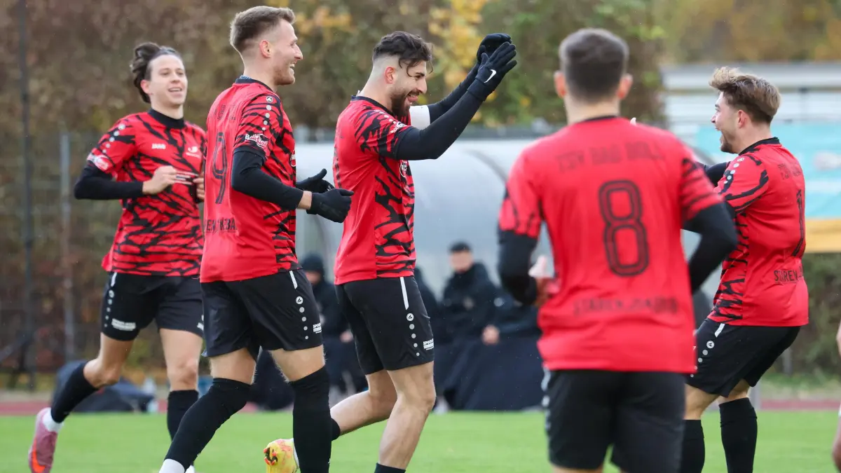 TSV Bad Boll - SC Geislingen: TSV Bad Boll - SC Geislingen
Baran Ates (10), Mitte, bedankt sich beim Vorlagengeber, Felix Strodel (11), rechts, nach seinem Treffer zum 1:0.
