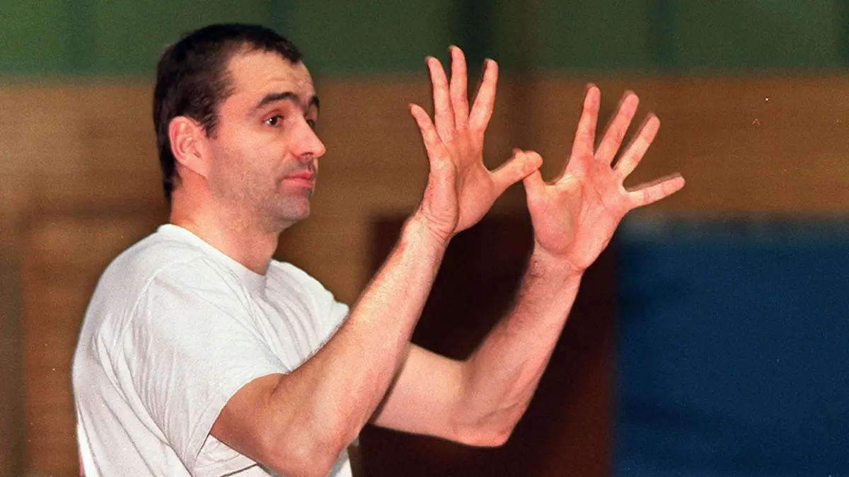 Ludwig Arnd: Der Ulmer Volleyballtrainer gibt seiner Mannschaft Anweisungen. Beachten: erschien am 02.04.2000 in der Sonntag Aktuell