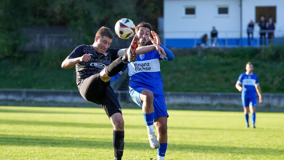 Kampf um den Ball: Matthias Thomas (links, SG Ahldorf-Mühlen-Dettensee) gegen Salih Can Uzun (Möttlingen).