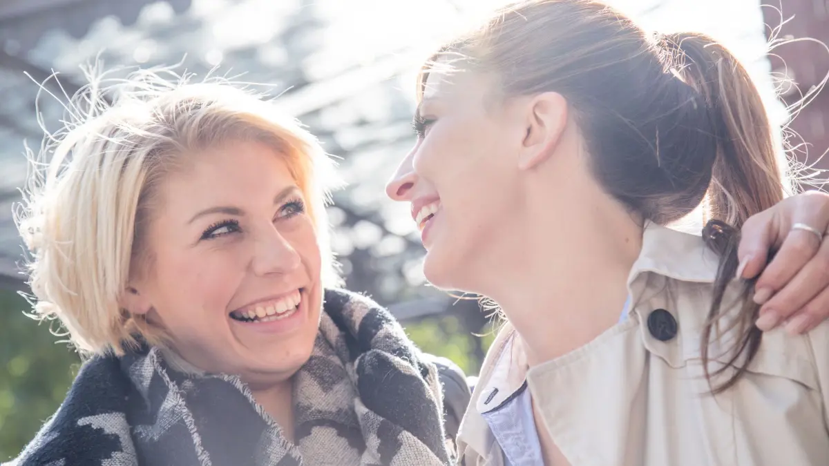 Zwei Frauen lachen gemeinsam