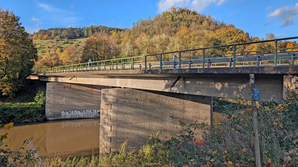 Landesstraße 371: Die L371-Brücke über Neckar und Neckarkanal zwischen Tübingen und Hirschau ist für den Schwerlastverkehr gesperrt.