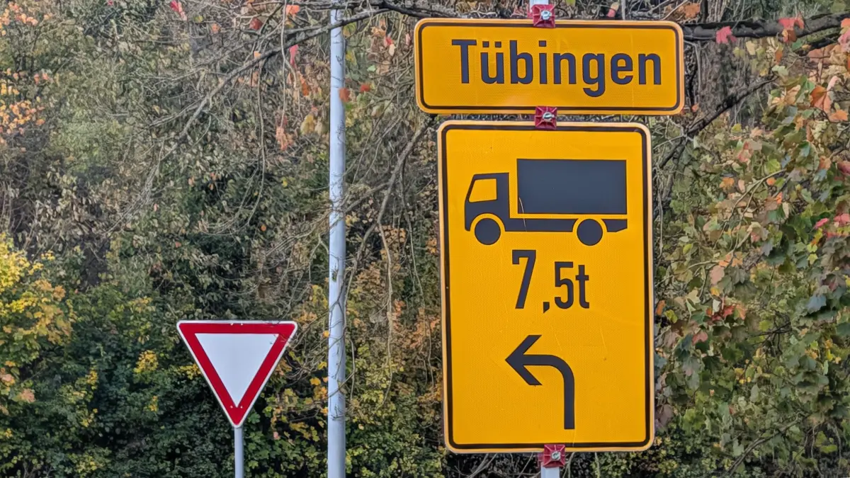 Umleitung in Hirschau. Landesstraße 371: Die L371-Brücke über Neckar und Neckarkanal zwischen Tübingen und Hirschau ist für den Schwerlastverkehr über 7,5 Tonnen gesperrt.