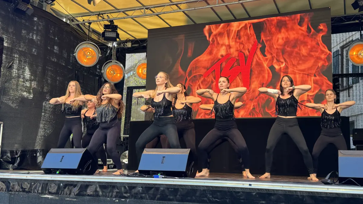 Rund 50 Vereine, Bands und Künstler wirkten beim Bühnenprogramm zum Stadtfest in Albstadt im Juli 2025 mit.