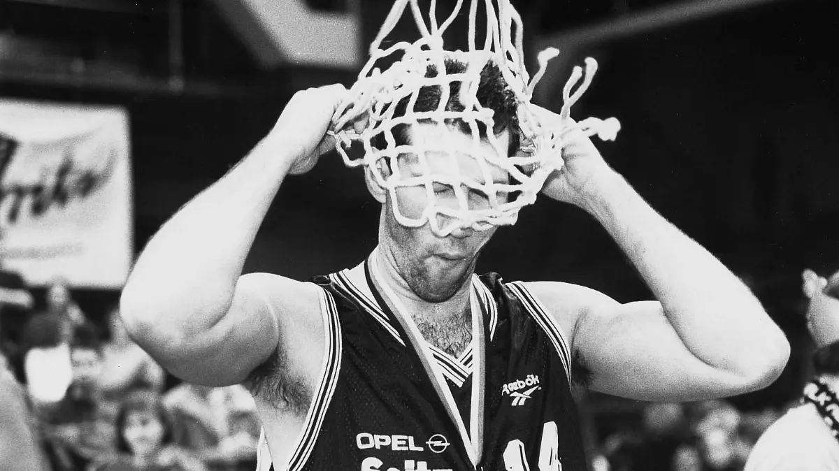 Waaden Gary von Beachten: keine Preisvereinbarung mit dem Fotografen: Der Ulmer Spieler streift sich nach dem gewonnenen Pokalfinale gegen Bayer Leverkusenm das Basketball-Netz über den Kopf.
Fotograf: Bernd König / Honorarinfo 00, FotografenDB vorhanden (27.03.2014, ast)