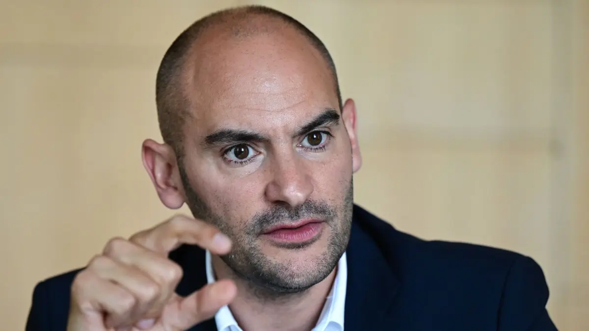 ARCHIV - 20.07.2023, Baden-Württemberg, Stuttgart: Danyal Bayaz (Bündnis 90/Die Grünen), Finanzminister von Baden-Württemberg, aufgenommen in seinem Büro bei einem Interview mit der Deutschen Presse-Agentur. (zu dpa: ««Werden sparen müssen»: Bayaz sieht wenig Spielräume im neuen Haushalt») Foto: Bernd Weißbrod/dpa +++ dpa-Bildfunk +++