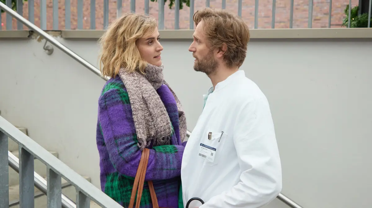Nora (Morgane Ferru) würde Weihnachten gerne mit ihrem Geliebten Eric Lechner (Ulrich Brandhoff) feiern, doch der ist leider anderweitig beschäftigt.