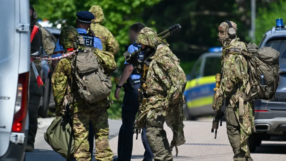 Größerer Polizeieinsatz in Rosengarten: ARCHIV - 01.07.2025, Baden-Württemberg, Rosengarten: Polizeibeamte im Einsatz. Die Polizei ist in Rosengarten (Kreis Schwäbisch Hall) zu einem größeren Einsatz ausgerückt. Seit dem frühen Vormittag gebe es eine «statische Einsatzlage» an oder in einem Wohnhaus im Ortsteil Sanzenbach. (zu dpa: «Mit Kindern verschanzt – Mann nach Großeinsatz angeklagt») Foto: Marius Bulling/onw-images/dpa - ACHTUNG: Person(en) wurde(n) aus rechtlichen Gründen gepixelt +++ dpa-Bildfunk +++