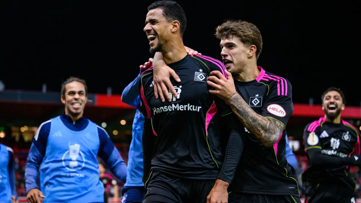 1. FC Heidenheim - Hamburger SV: 28.10.2025, Baden-Württemberg, Heidenheim: Fußball: DFB-Pokal, 1. FC Heidenheim - Hamburger SV, 2. Runde, Voith-Arena. Robert Glatzel (Hamburger SV) jubelt nach seinem Tor zum 0:1 mit der Mannschaft. Foto: Tom Weller/dpa - WICHTIGER HINWEIS: Gemäß den Vorgaben der DFL Deutsche Fußball Liga bzw. des DFB Deutscher Fußball-Bund ist es untersagt, in dem Stadion und/oder vom Spiel angefertigte Fotoaufnahmen in Form von Sequenzbildern und/oder videoähnlichen Fotostrecken zu verwerten bzw. verwerten zu lassen. +++ dpa-Bildfunk +++