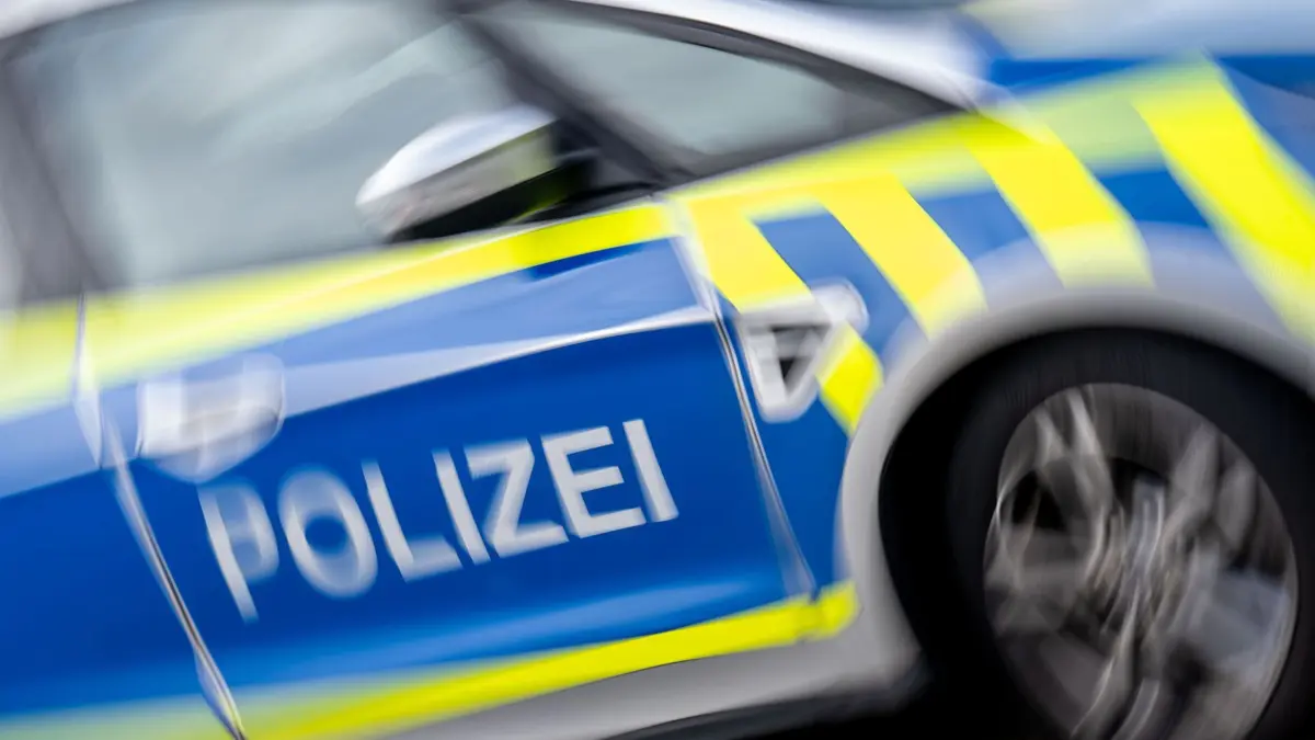 SYMBOLBILD - 19.02.2024, Sachsen-Anhalt, Könnern: Ein Polizeifahrzeug steht auf dem LKW-Parkplatz Plötzetal an der A14. LKW-Kontrollen geschehen oft gemeinschaftlicht durch Polizei und das Bundesamt für Logistik und Mobilität (BALM). (zu dpa: «Einbruch in Juwelierladen im Erzgebirgskreis») Foto: Hendrik Schmidt/dpa +++ dpa-Bildfunk +++