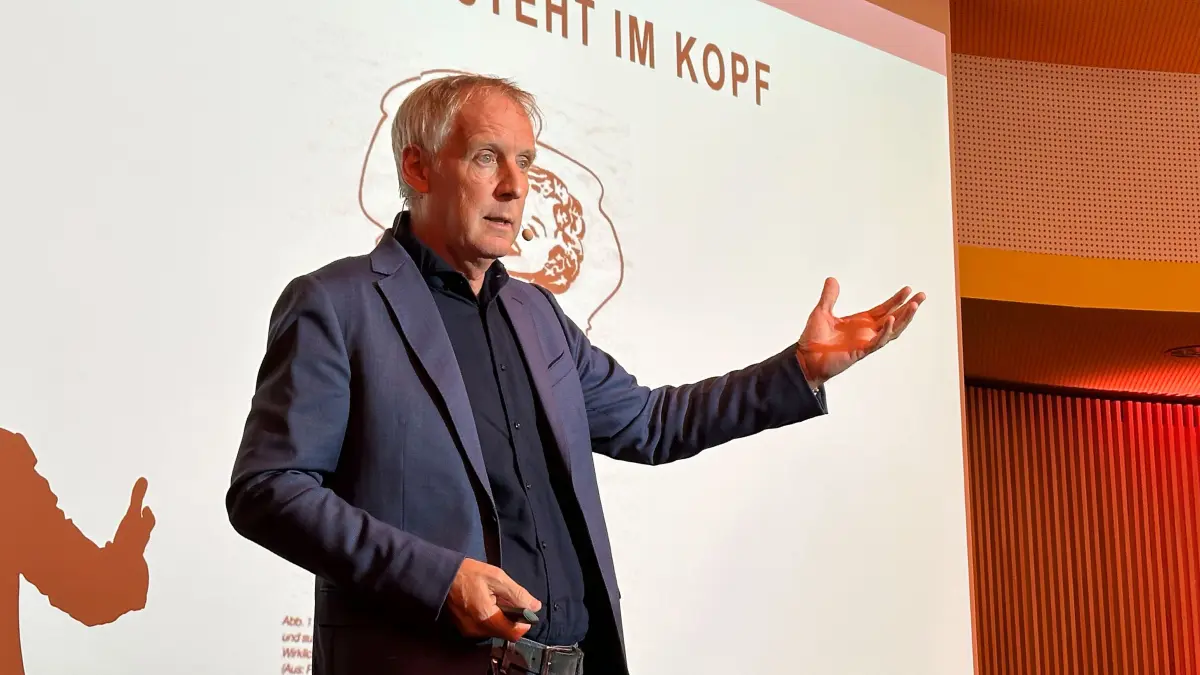 Er kennt die Fußballstars alle persönlich: Prof. Dr. Hans-Dieter Hermann, der einstige Mental-Coach der Nationalmannschaft, sprach in Balingen über Stress.