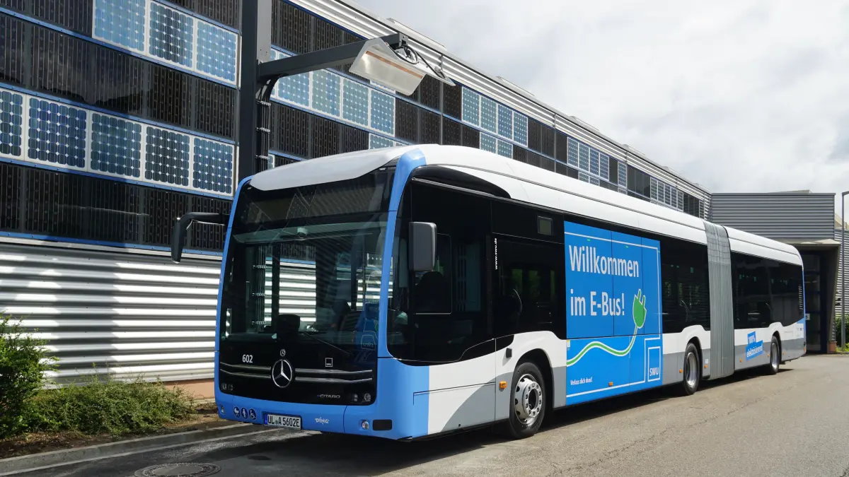 Für schnelle Ladungen bauen die SWU wie hier im Betriebshof solche Über-Dach-Anlagen. Vom Bus, hier ein eCitaro von Daimler Buses, wird dann ein Pantograph hochgefahren.